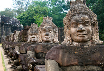 Fototapeta na wymiar Wejście do świątyni Angkor Thom w Kambodży