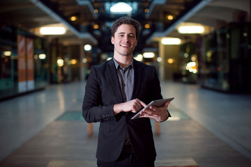 Homme caucasien souriant avec une tablette
