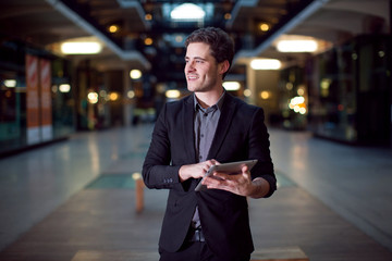 Homme en costard avec une tablette tactile