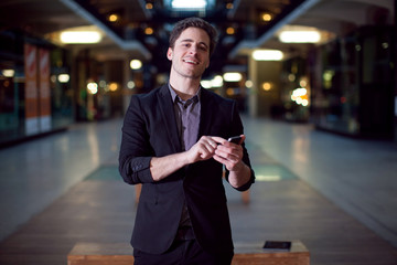 Homme souriant utilisant son téléphone