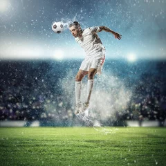 Poster Im Rahmen Fußballspieler, der den Ball schlägt © Sergey Nivens