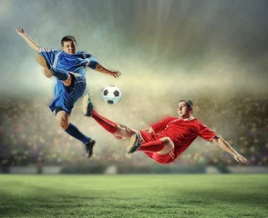 Sierkussen twee voetballers die de bal slaan © Sergey Nivens