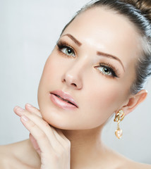  woman with beauty face and clean face skin , glamour makeup