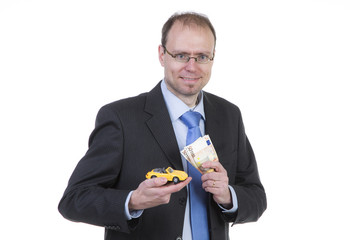 Mann mit Geldscheinen und Sportwagen