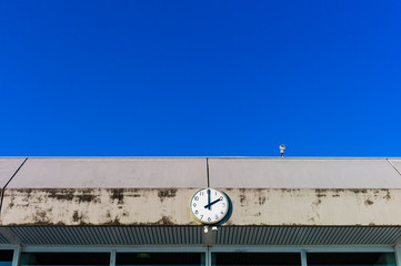 Eine Uhr vor blauem Himmel