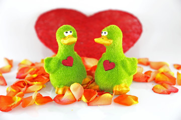 Enten mit Blütenblätter und rotem Herz