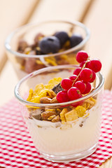 Müsli mit Joghurt im Glas
