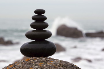 Fototapeta na wymiar Zen stone wieża z wybrzeża skaliste