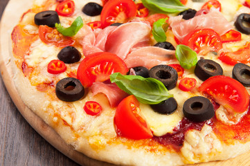 Pizza with ham, pepper and olives - obrazy, fototapety, plakaty