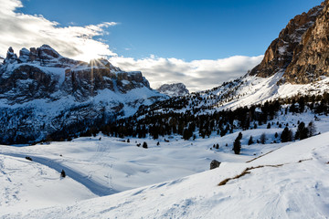 Fototapeta na wymiar Snowy Mountains w ośrodku narciarskim Colfosco, Alta Badia, uwagi