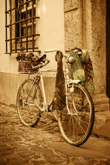 Fototapeta na wymiar Vintage rower oparty o starych drzwi w średniowiecznej ulicy