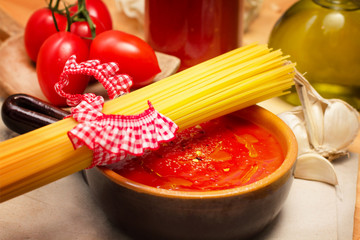 tomato sauce with raw spaghetti