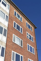 Fototapeta na wymiar Fassade eines Mehrfamilienhauses in Kiel, Deutschland