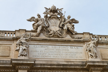 Obraz premium Sculpture top of the Fontana di Trevi, Rome, Italy
