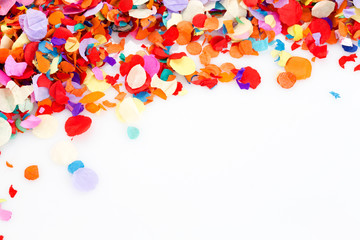 Konfetti mit Platz für Text für Einladung oder Plakat für Feier