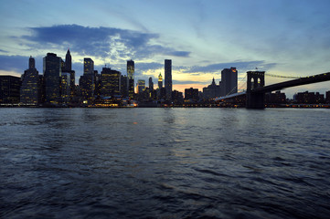 Fototapeta na wymiar New York City skyline z Brooklyn Bridge nad Hudson
