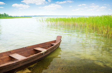 Obraz premium boat on the bank of lake
