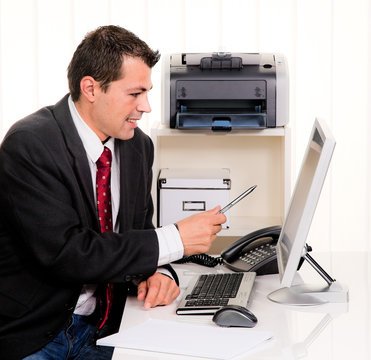 Geschäftsmann im Büro mit Computer