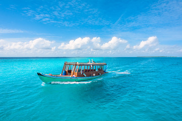 Wooden Maldivian traditional dhoni boat on a sunny day © elvistudio