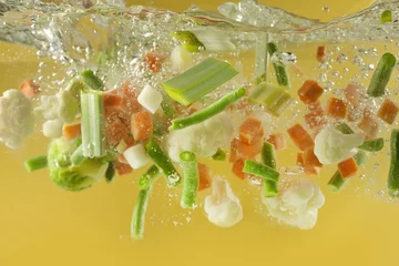 Photo sur Plexiglas Éclaboussures deau Les légumes éclaboussent dans le concept de cuisson de la soupe à l& 39 eau
