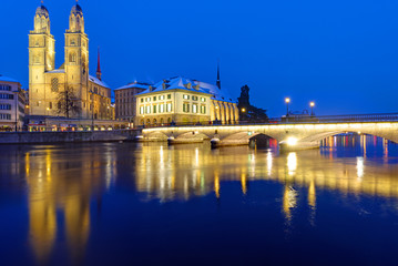 Fototapeta na wymiar Most i Minster w Zurychu