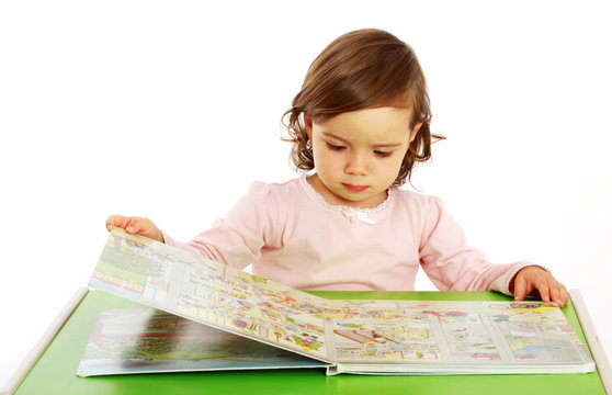 Ein Mädchen schaut sich ein Bilderbuch an
