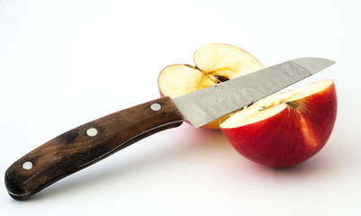 Jabłko przecięte nożem na białym tle
