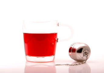 Roter Tee mit Teesieb