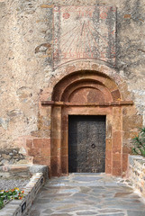Fototapeta na wymiar zegar słoneczny portal i kościół Castelnou (P0)