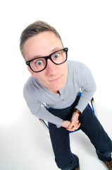 junger mann sitzt auf einem stuhl