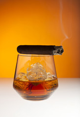 rauchende Zigarre auf Whiskyglas