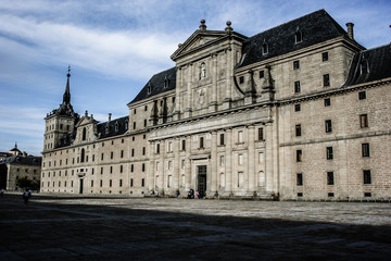 Fototapeta na wymiar El Escorial - zabytkowa rezydencja króla Hiszpanii