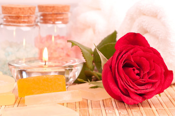 Fototapeta na wymiar Romantyczna koncepcja wakacje spa z czerwoną różą