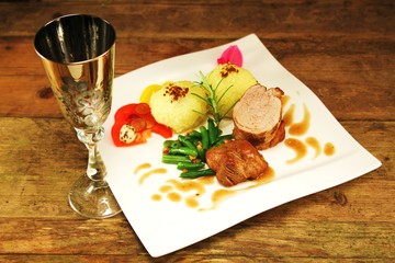 Schweinefilet auf Speckbohnen und Kartoffelklössen