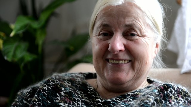 Seniorin mit Daumen