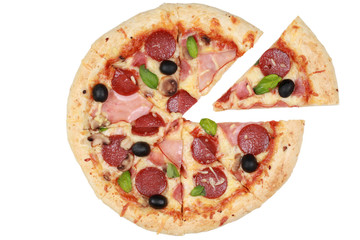 Geschnittene Pizza mit Salami, Schinken und Champignons