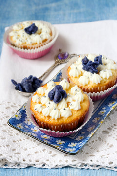 Cupcakes with candied violet flowers