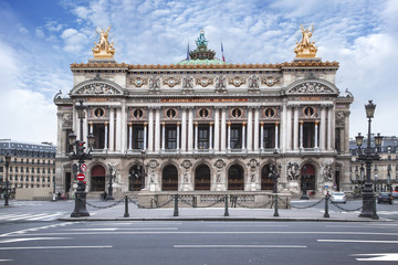 Fototapeta na wymiar Opera Garnier w Paryżu