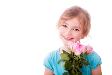 Kleines Mädchen mit einem Strauss Rosen isoliert
