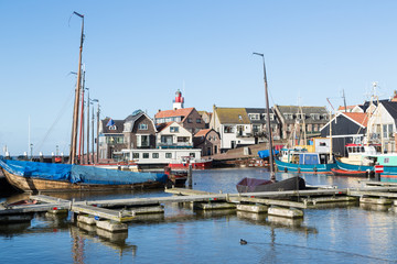 Fototapeta na wymiar Historic holenderski port w Urk z latarni i stoczni starym