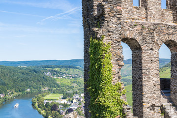 Fototapeta premium Ruins of Grevenburg castle above Traben-Trarbach, German Mosel v