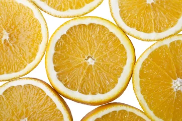  Voedselachtergrond - Gesneden sinaasappel, geïsoleerd over wit © dmitrydesigner