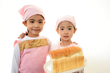 エプロンを着た笑顔の姉妹