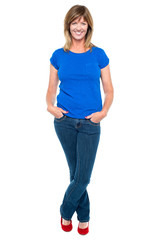 Obraz premium Beautiful lady striking a stylish pose