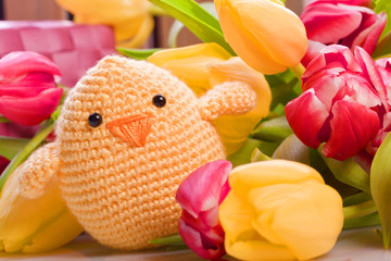 Oster und Frühlingsdekoration mit Küken und  Tulpen