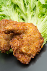 フライドチキンとリーフレタス
