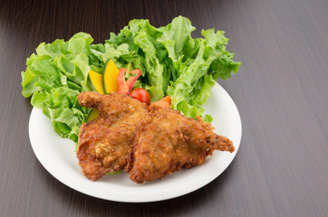 フライドチキンとリーフレタス