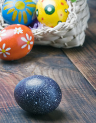 Obraz na płótnie Canvas Painted Easter eggs in a basket