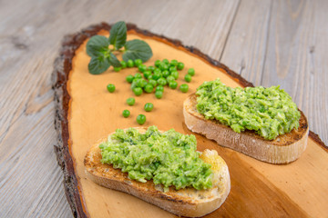 Delicious crostini with puree of raw beans and peas