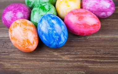 Bunte Ostereier auf Holz